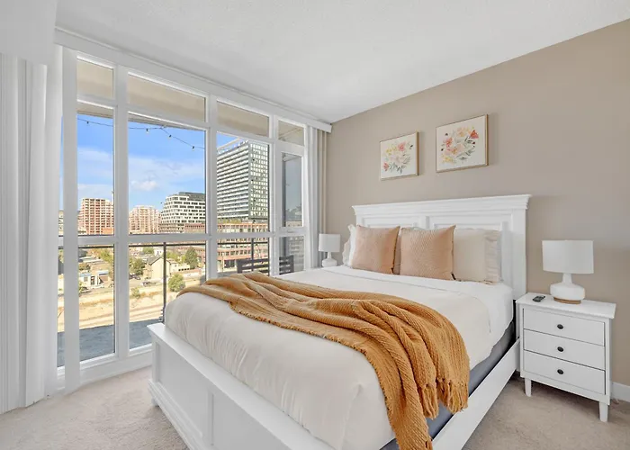 Great Location Near Rogers Centre & Parking