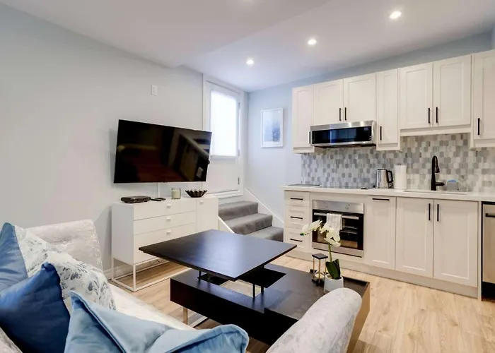 Casa Hotel Stylish Suite With Patio In Leslieville
