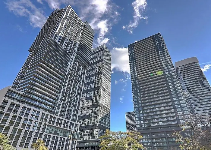 Amazing 2 Bedroom Condo 3 Beds 1 Bath Dundas Square
