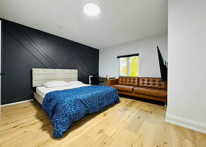 Spacious Room1, Airport, Free Parking, Sep Entrance, New Renovation, Shared Bathroom