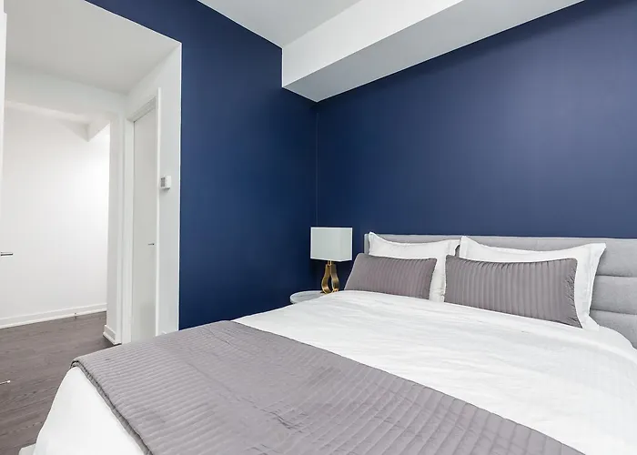 Applewood Suites - 3 Bdrm Luxury Lakeview