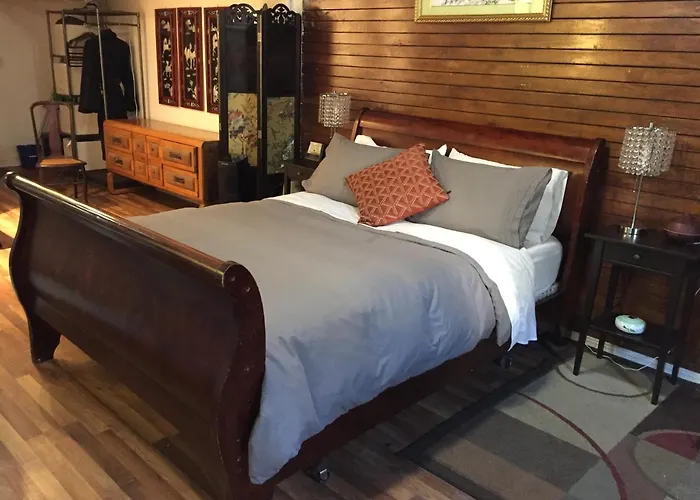 Cabbagetown Bachelor Studios
