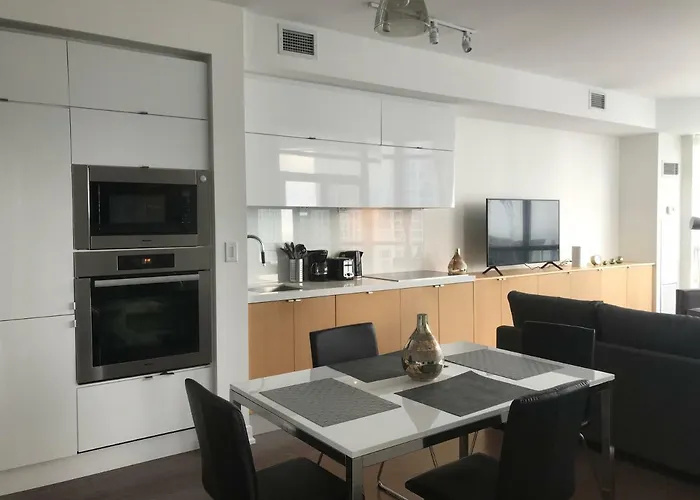 Toronto Downtown Luxurious Stylish 3 Bedroom 3 Bath 2 Balconies Near Rogers Centre Lakeview Condo