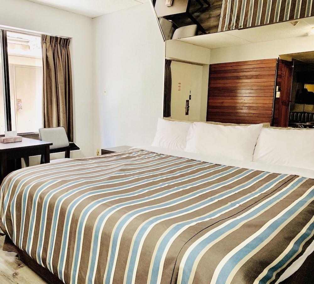 Deluxe Hotel