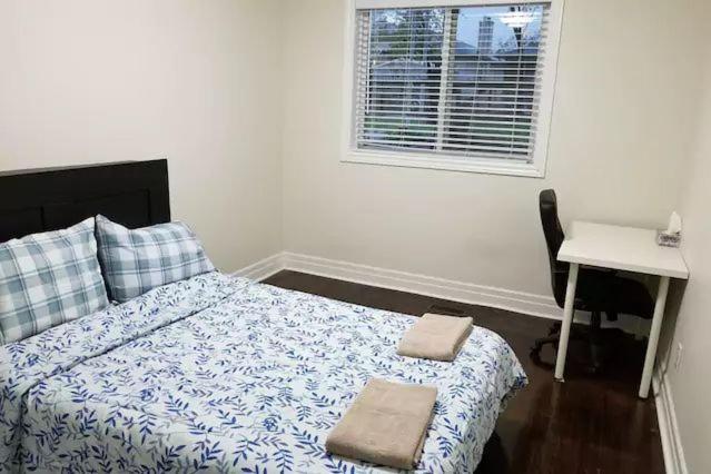 Private 5 Min Finch West Subway - York Guest house Toronto