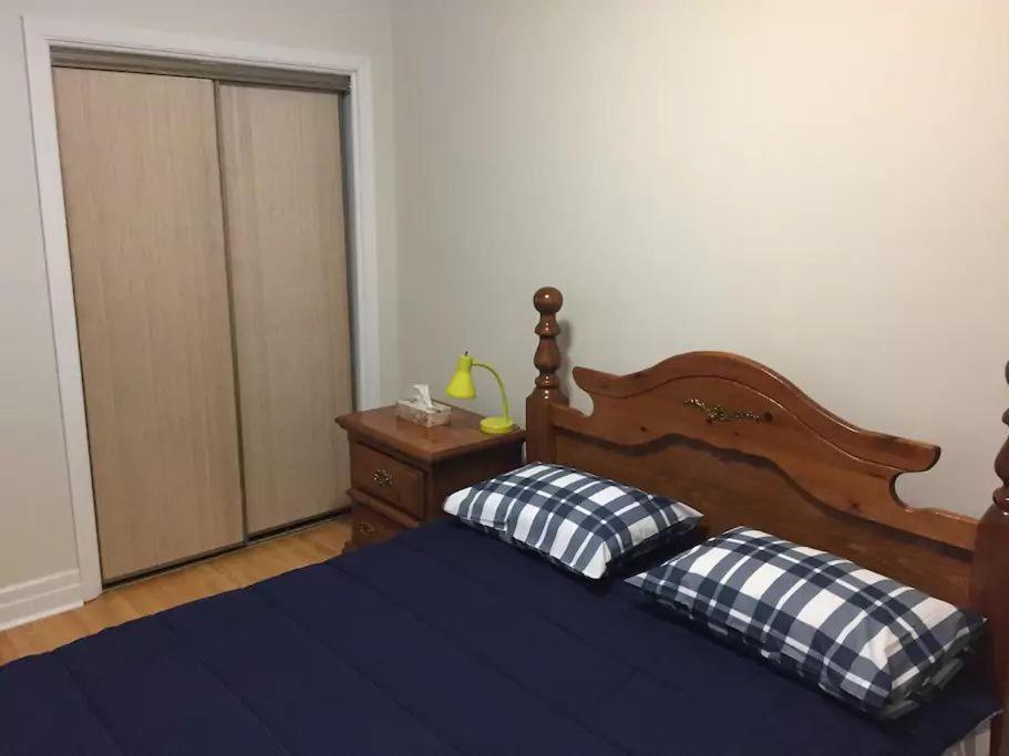 Guest house Private 5 Min Finch West Subway - York Toronto