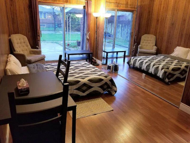 Guest house Private 5 Min Finch West Subway - York
