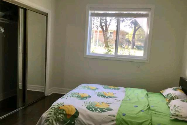 Guest house Private 5 Min Finch West Subway - York *