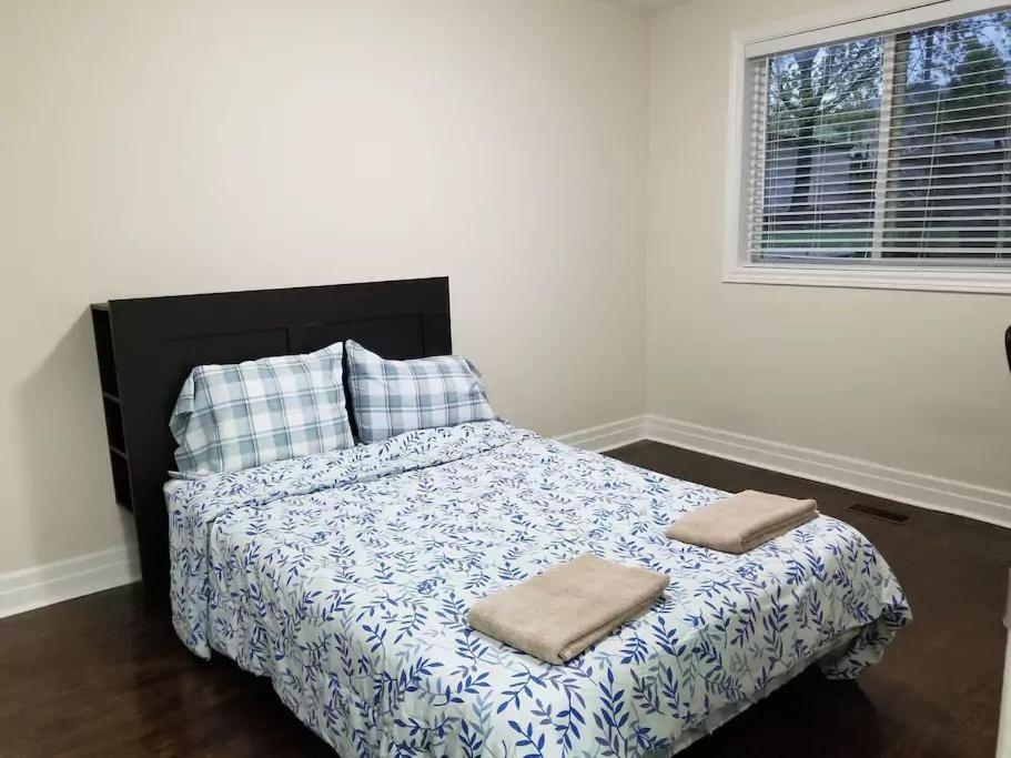 Guest house Private 5 Min Finch West Subway - York