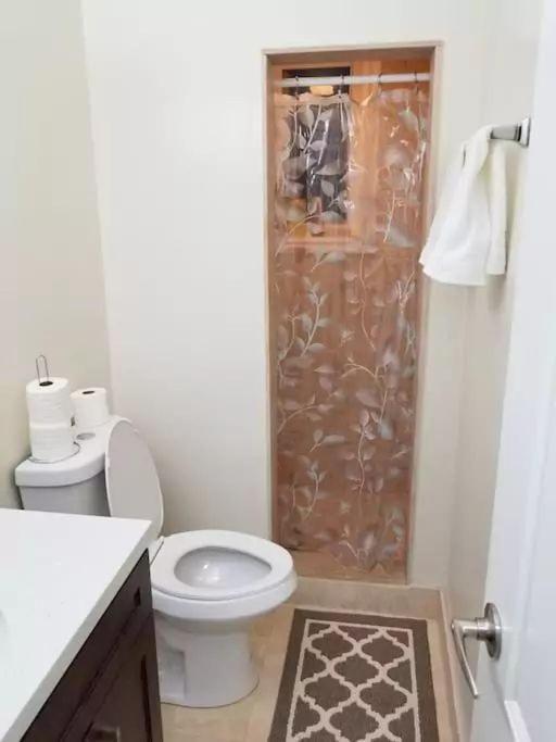 Guest house Private 5 Min Finch West Subway - York *