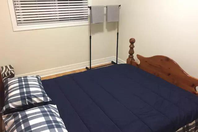 Private 5 Min Finch West Subway - York Guest house Toronto