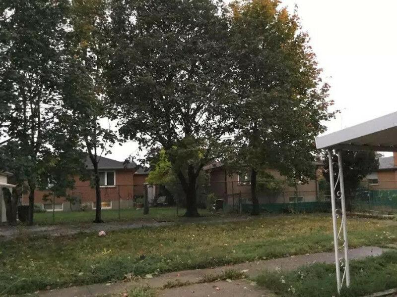 Private 5 Min Finch West Subway - York *