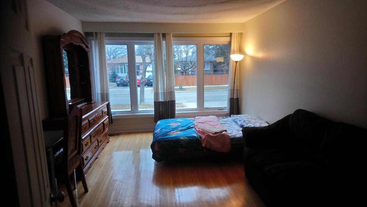 Guest house Private 5 Min Finch West Subway - York