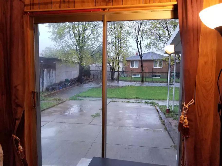 Private 5 Min Finch West Subway - York *