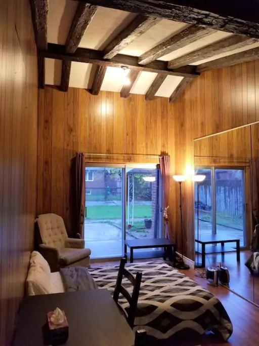 Guest house Private 5 Min Finch West Subway - York