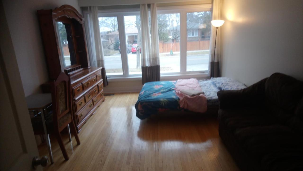 Guest house Private 5 Min Finch West Subway - York Toronto