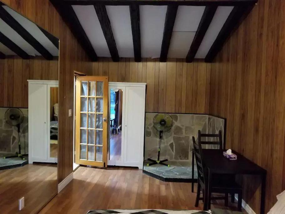 Private 5 Min Finch West Subway - York Guest house *