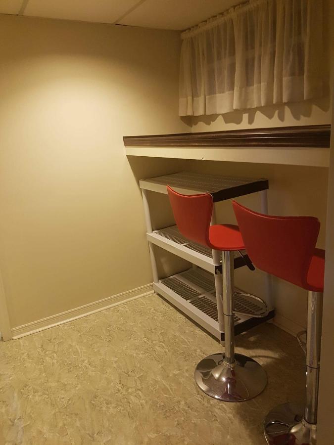 Private Close To Airport Pearson *