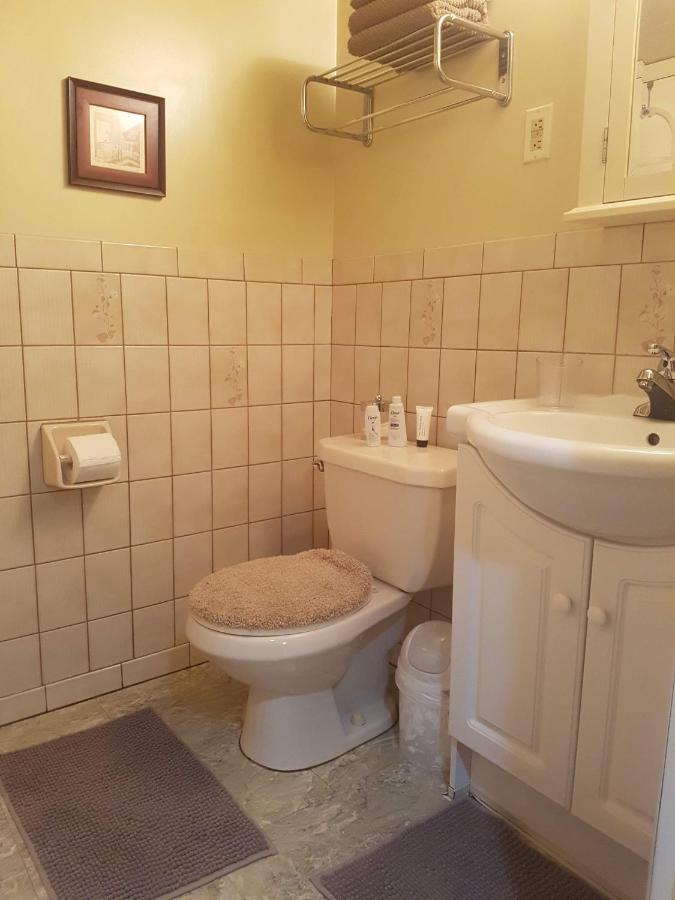 Private Close To Airport Pearson *