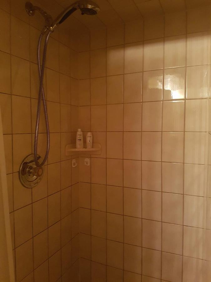 Private Close To Airport Pearson *