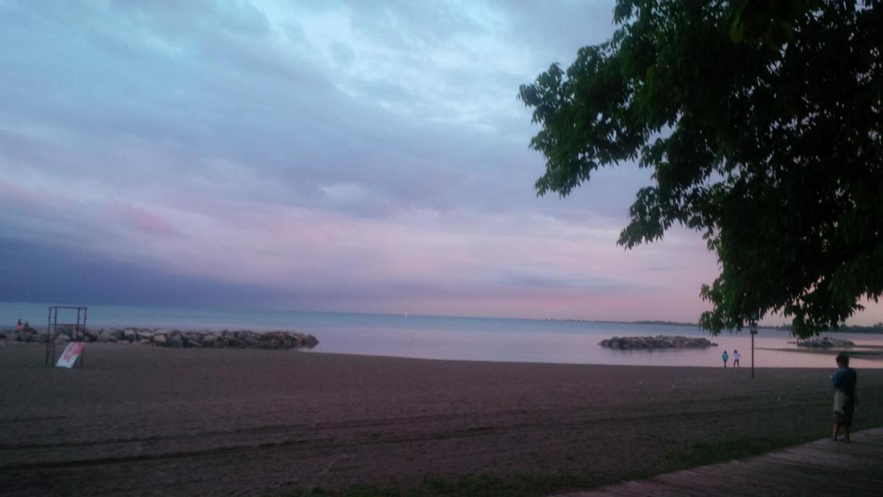 An Independent Beach Retreat Steps From The Lake And Right In The City *