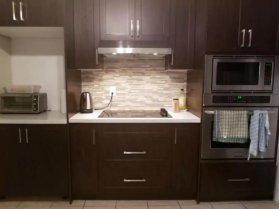 Guest house Private 5 Min Finch West Subway - York