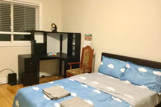 Private 5 Min Finch West Subway - York Guest house *