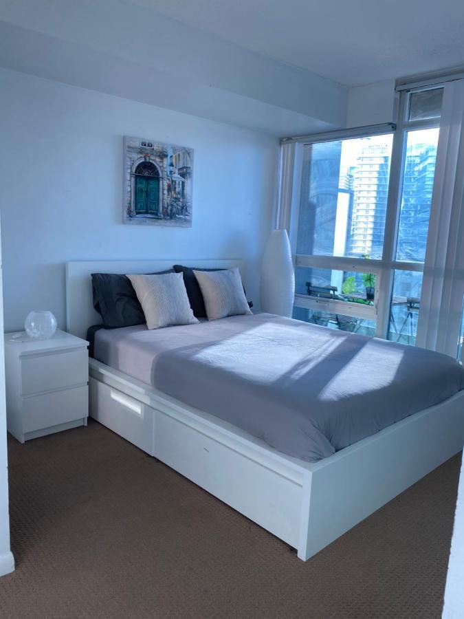 Apartment Downtown 2 Bedroom Families Only Sleeps 5 Toronto