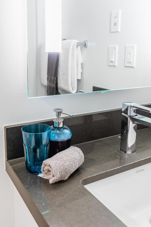 Designer 1br + Study In Coveted Yorkville