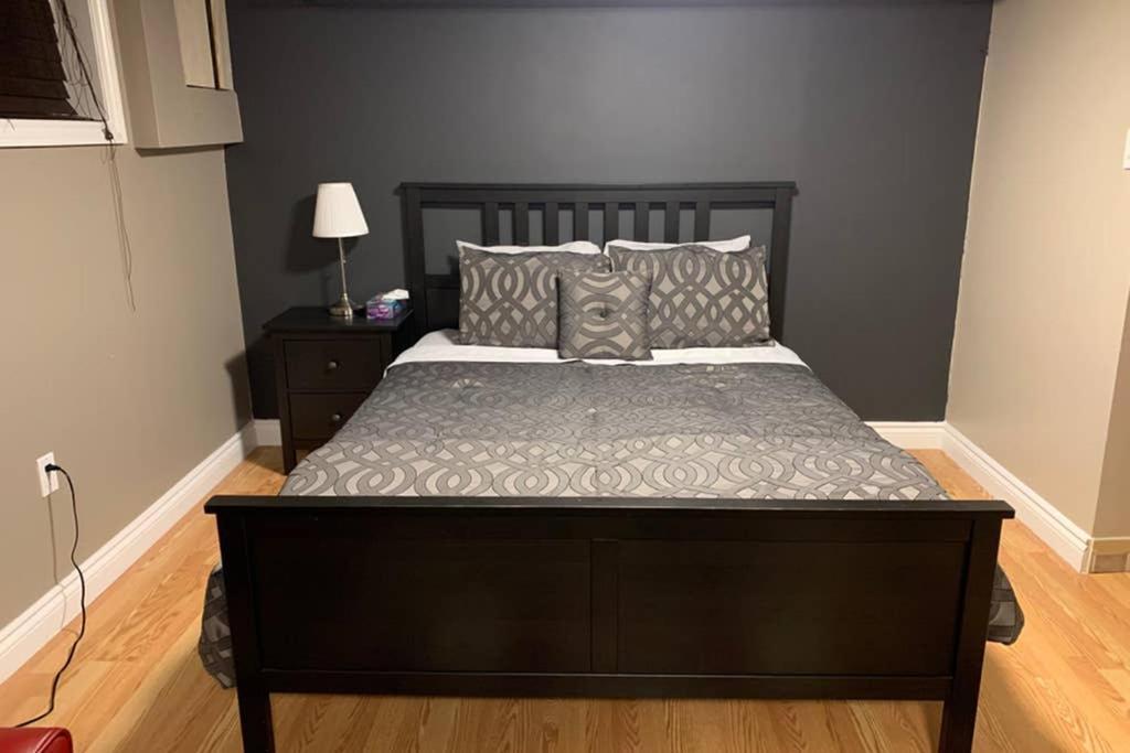 Private Bsmt With Sep. Entrance And Free Parking Apartment *