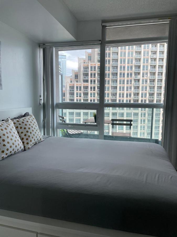 Apartment Downtown 2 Bedroom Families Only Sleeps 5 Toronto