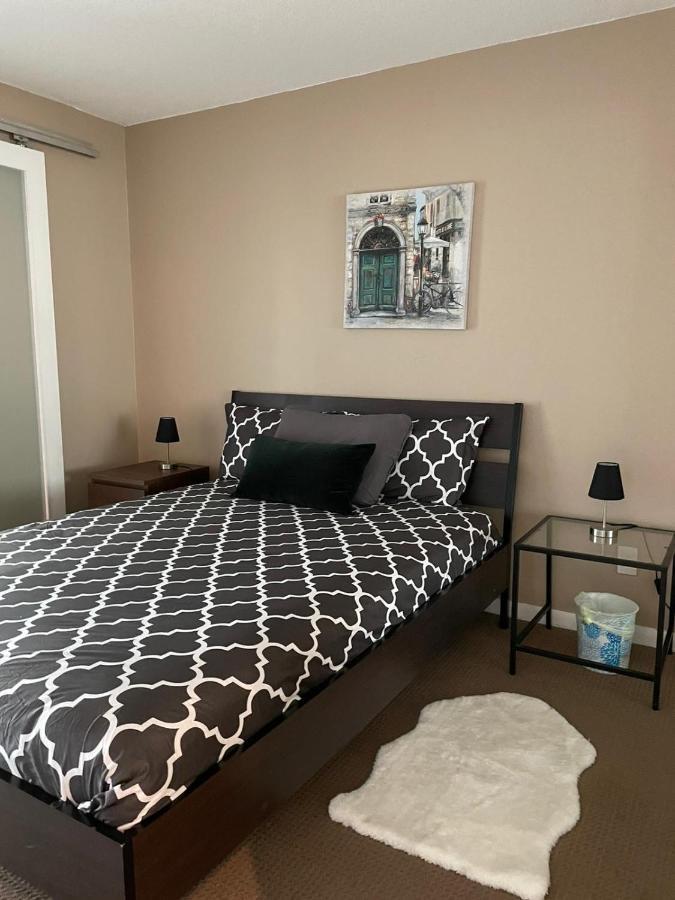 Apartment Downtown 2 Bedroom Families Only Sleeps 5 Toronto