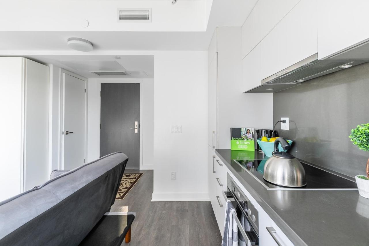 Apartment Designer 1br + Study In Coveted Yorkville Toronto