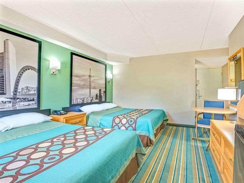Super 8 By Wyndham East On 2* Toronto