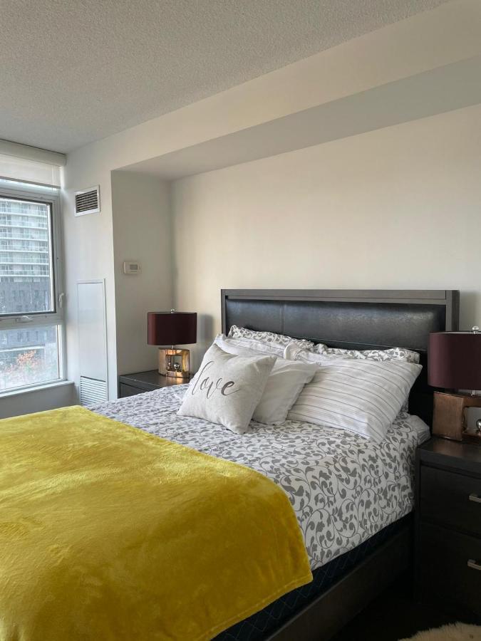 Downtown Luxurious Stylish 3 Bedroom 3 Bath 2 Balconies Near Rogers Centre Lakeview Apartment Toronto