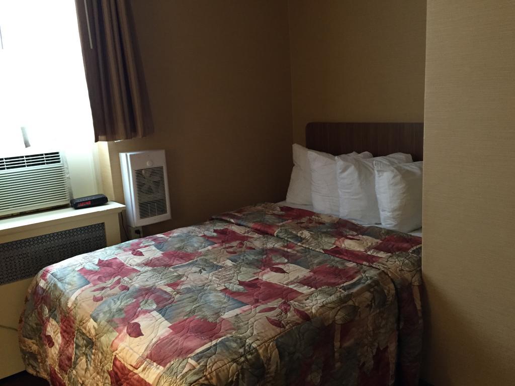 Hotel Howard Johnson By Wyndham Downtown West *