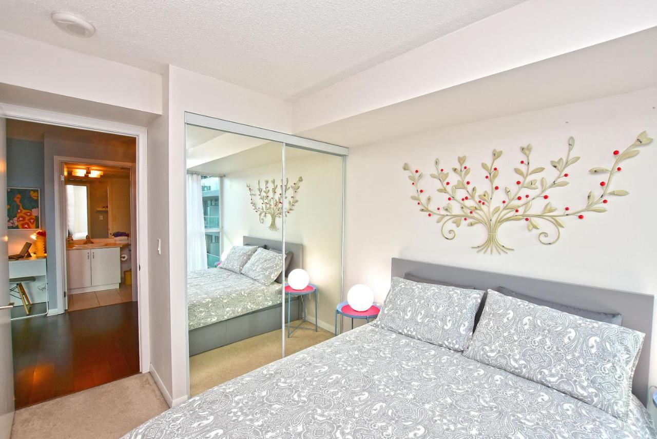 Downtown Condo, Free Parking & Amenities Apartment Toronto