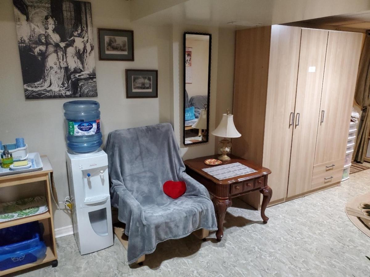 Private Close To Airport Pearson Apartment