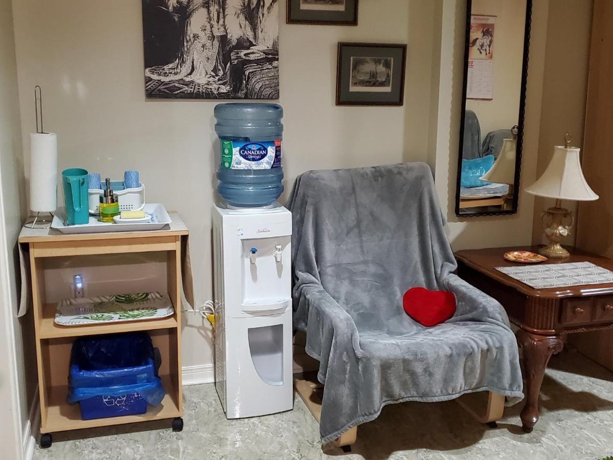 Private Close To Airport Pearson *