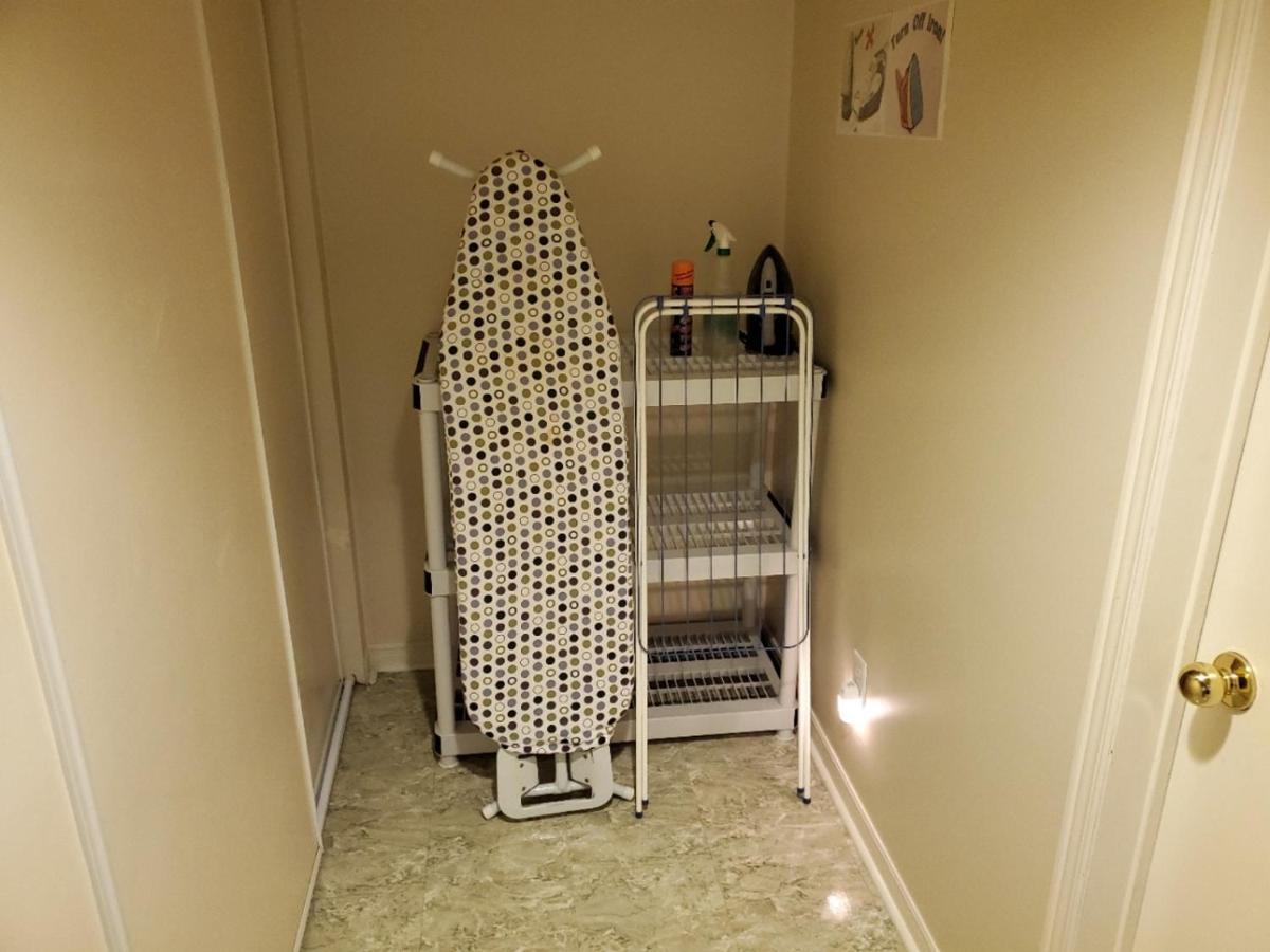 Private Close To Airport Pearson Apartment