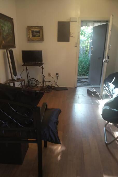 Awesome Cozy 1 Bedroom Coachhouse Holiday home *