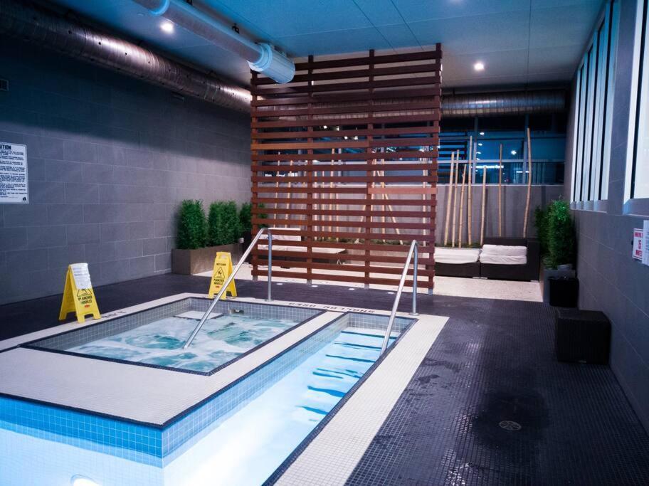 Luxury 2br Downtown W/ Cn Tower View * Toronto