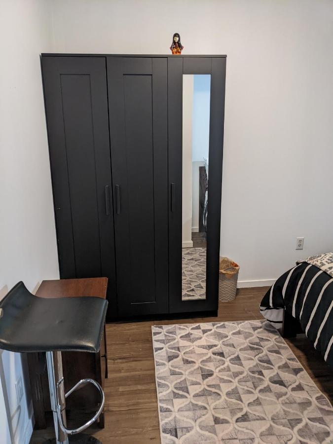 Bright Parkdale Court - Little Portugal W/ Free Parking Apartment *