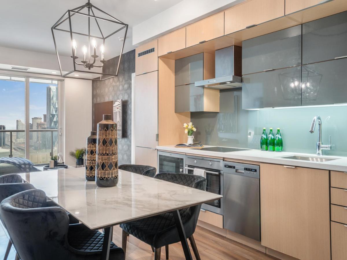 Designer 2br + Study Condo, Ed - Cn Tower View Apartment Toronto