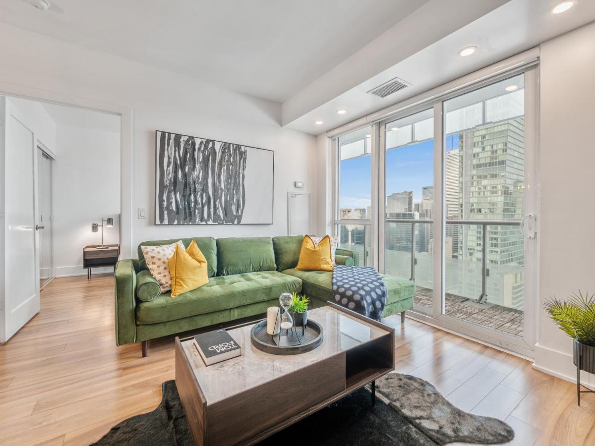 Designer 2br + Study Condo, Ed - Cn Tower View Toronto