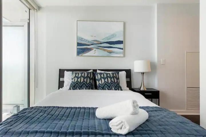 Luxury View & View - One Free Parking * Toronto