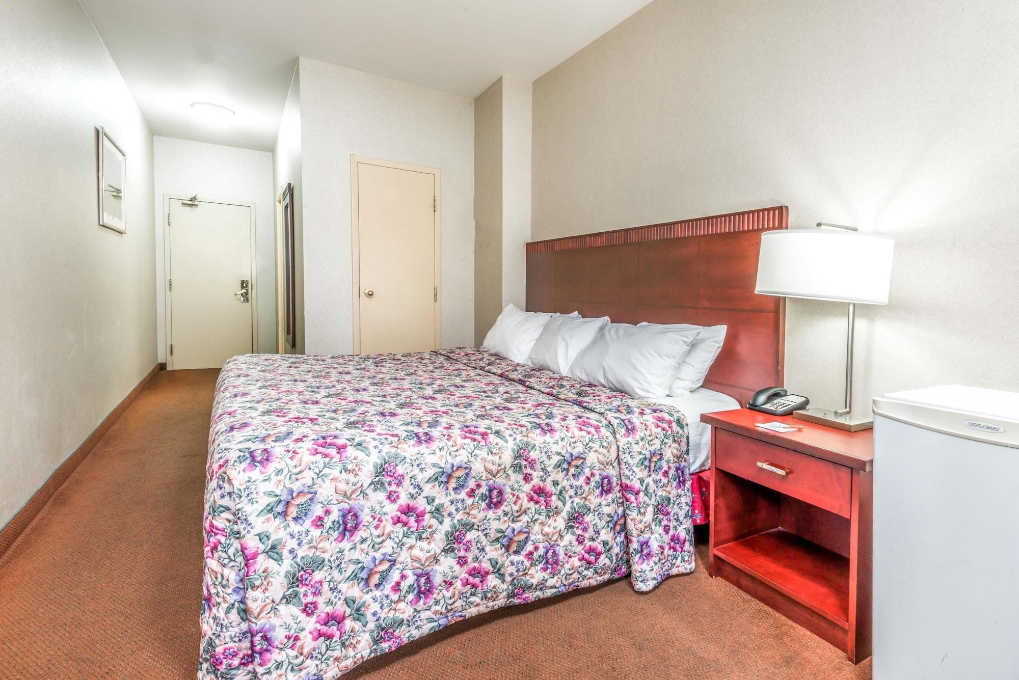 Howard Johnson By Wyndham Downtown West Hotel *