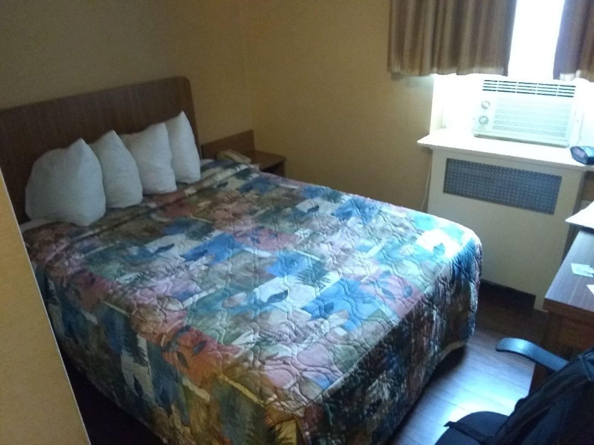 Howard Johnson By Wyndham Downtown West Toronto