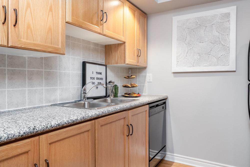 Applewood - 1 Bdrm Wellington West *