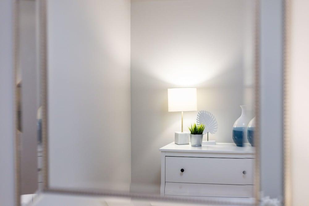 Applewood - 1 Bdrm Wellington West Apartment